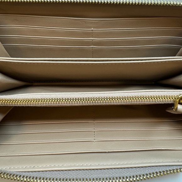 11033 Prada - Picture 2 of 2